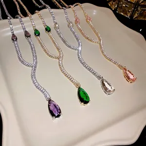 Collier élégant en forme de Y avec pierres précieuses en goutte et pavé de zircons