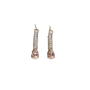 Boucles d'oreilles élégantes en zircon rose en forme de poire avec cristaux clairs