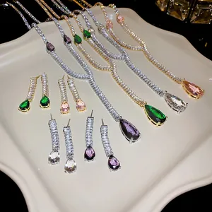 Gros plan de boucles d'oreilles et colliers en zircone en forme de goutte en divers coloris