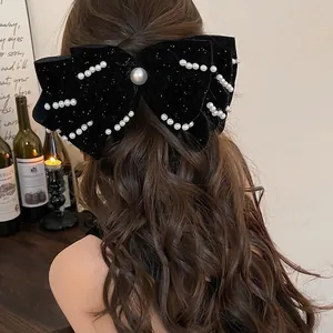 Eleganter großer schwarzer Samt-Bogen-Haarclip mit klassischen weißen Perlenverzierungen