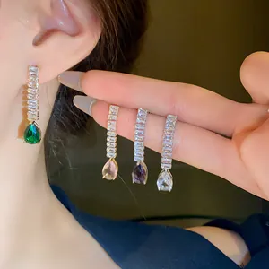 Boucles d'oreilles pendantes élégantes avec cristaux de zircone cubique étincelants