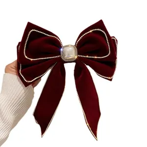Eleganter Haarclip mit burgunderroter Samtschleife, Perle und glitzernden Strasssteinen