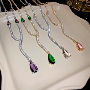 Parure de colliers élégants avec gemmes en forme de goutte et chaînes en Y pavées