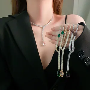Vue détaillée de colliers en Y en zircon étincelant avec pendentifs en forme de goutte d'eau.
