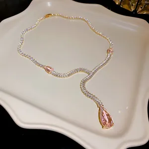 Élégant collier doré en Y orné de zircons brillants et de pierres roses en forme de poire