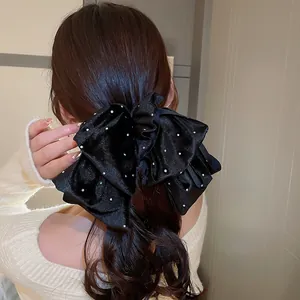 Rückansicht einer eleganten schwarzen Samtschleife-Haarspange mit Strass