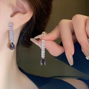 Boucles d'oreilles élégantes en zircon avec cristaux en forme de goutte au design luxueux