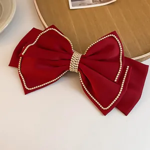 Detaillierte Nahaufnahme einer eleganten roten Samtschleife mit Strassrändern