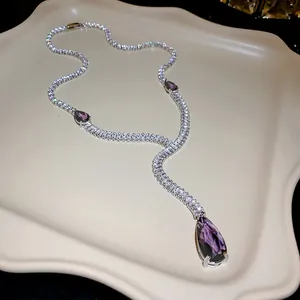 Vue détaillée d'un collier en argent avec pendentif goutte violette et cristaux zircons