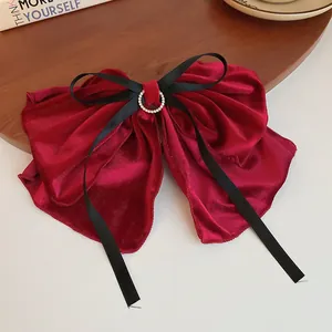 Nahaufnahme einer luxuriösen roten Samt-Haarschleife mit funkelndem Strass-Mittelstück-Detail