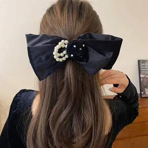 Eleganter Haarclip mit schwarzer Samtschleife, Perlenakzenten und Rosen-Detail