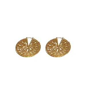 Élégantes boucles d'oreilles créoles rondes évidées dorées vintage pour femmes