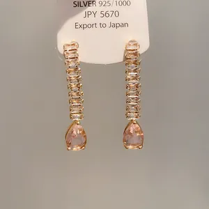 Boucles d'oreilles élégantes avec zircons rectangulaires et pierre rose goutte