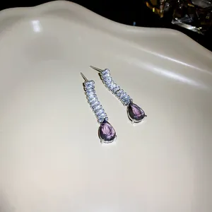 Vue détaillée de boucles d'oreilles gouttes de luxe avec pierres violettes et zircons