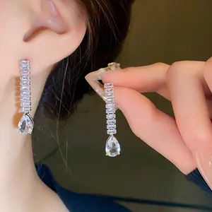 Vue détaillée de boucles d'oreilles en zircone de luxe avec élégantes gouttes d'eau