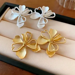 Pendientes de Botón de Flor Mate Vintage Con Poste de Plata Para Mujeres Elegante Diseño de Corazón Hueco Joyería Floral