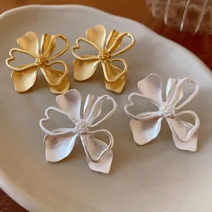 Pendientes vintage de flores en oro y plata con diseño mate de nicho elegante
