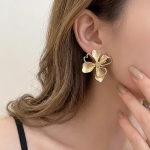 Elegantes pendientes de botón con flor dorada mate para un increíble look vintage