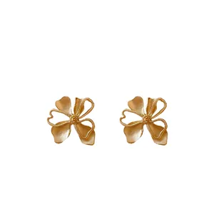 Elegantes pendientes de botón de flor dorada vintage con diseño de pétalos huecos