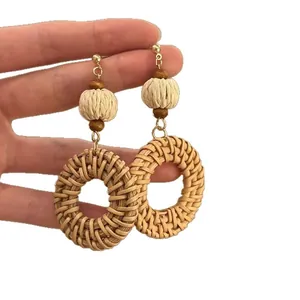 Boucles d'oreilles bohèmes en raphia tissé avec tige en argent pour les vacances