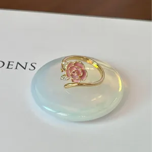 Elegante anello a fiore in oro con petali in smalto rosa e accenti di zircone lucidi