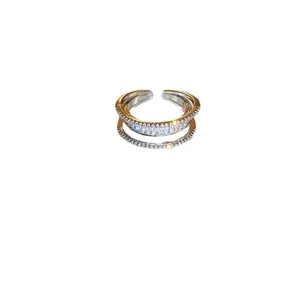 Elegante anello aperto in argento a doppio strato con pietre di zircone lucide