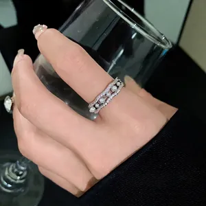Elegante anillo abierto ondulado con circonitas brillantes y pequeñas perlas mujer