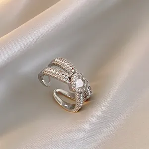 Dettaglio di un elegante anello color argento con perle e zircone a forma di cuore