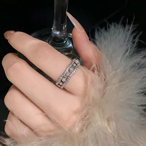 Elegante anillo abierto con diseño de ondas, circonitas pavé y delicadas perlas pequeñas