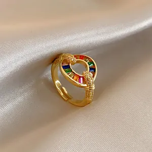 Primo piano di anello regolabile placcato oro con pietre di zirconi color arcobaleno