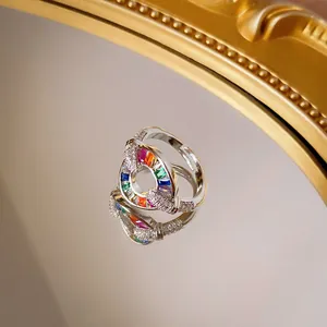 Vista ravvicinata di un anello in argento con zirconi baguette colorati e pavé