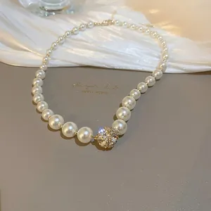 Elegante collana di perle stile corte francese con perla dorata ricoperta di strass lucidi