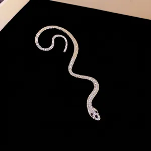 Élégant contour d'oreille serpent argenté entièrement incrusté de strass blancs étincelants