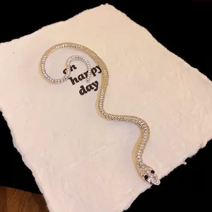 Élégant contour d'oreille serpent incrusté de strass avec un design doré courbé