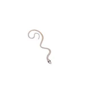 Elégante boucle d'oreille en forme de serpent ornée de strass brillants sur fond blanc