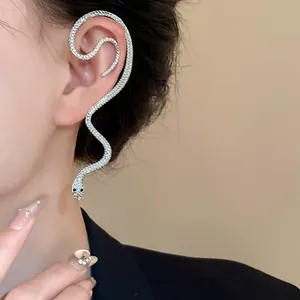 Manchette d'oreille serpent élégante en strass avec un design enroulé unique sur l'oreille.