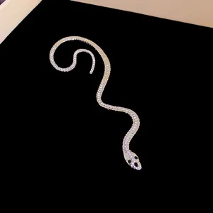 Détail d'un contour d'oreille serpent argenté orné de strass scintillants et élégants