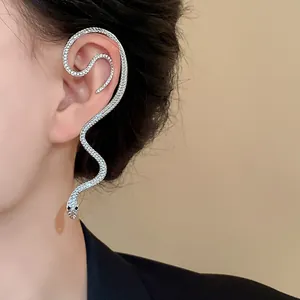 Gros plan détaillé d'un earcuff serpent en strass étincelants s'enroulant sur l'oreille