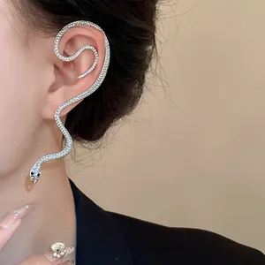 Manchette d'oreille serpent en strass argentés avec design courbé