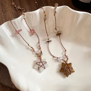 Collier pendentif étoile œil de tigre rétro avec cordon perlé dans une coquille.