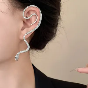 Vue détaillée d'un protège-oreille en forme de serpent orné de strass brillants sur le mannequin