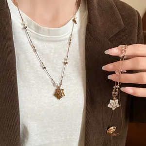 Détail du collier avec pendentif étoile en œil de tigre style Maillard rétro sur modèle