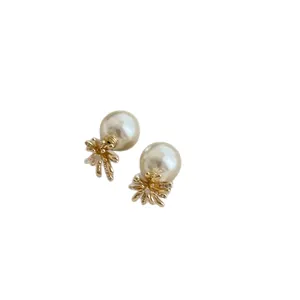 Eleganti orecchini a fiori con perle placcati in oro e zirconi da donna.