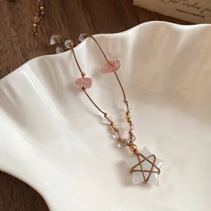 Détail d'un collier pendentif étoile vintage avec pierres naturelles sur coquillage