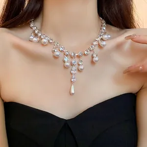 Élégant collier de style français avec zircone et perles sur modèle pour bijoux femme