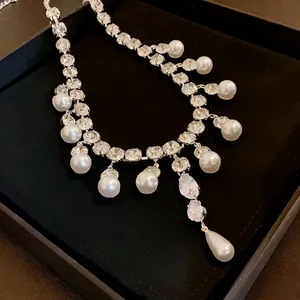 Luxueux collier de perles et zircons goutte d'eau vintage français dans une boîte à bijoux