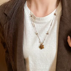 Vue rapprochée d'un collier vintage en œil de tigre avec pendentif étoile sur un mannequin.