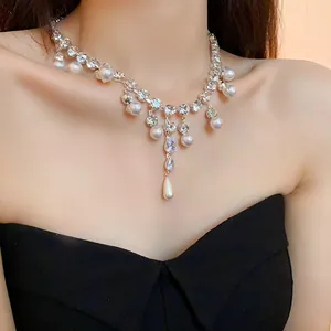 Gros plan d'un collier de luxe français avec zircons en goutte d'eau et perles élégantes