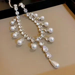 Vue détaillée d'un collier de perles français avec pendentif en zircon étincelant