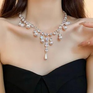 Vue détaillée du collier luxueux en zircon goutte d'eau et perles sur le cou